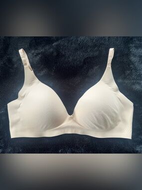 Victoria’s Secret the T Shirt Push Up Wireless Bra, Size Medium, GUC